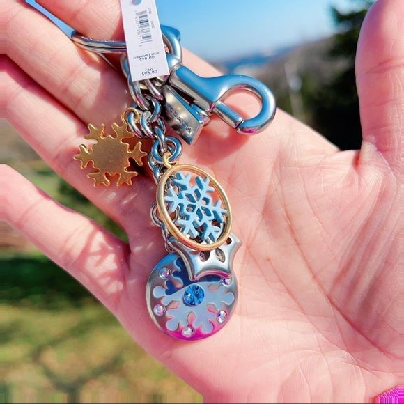 Authentic
COACH Enamel & Metal snowflake 5" keychain - Picture 2 of 8